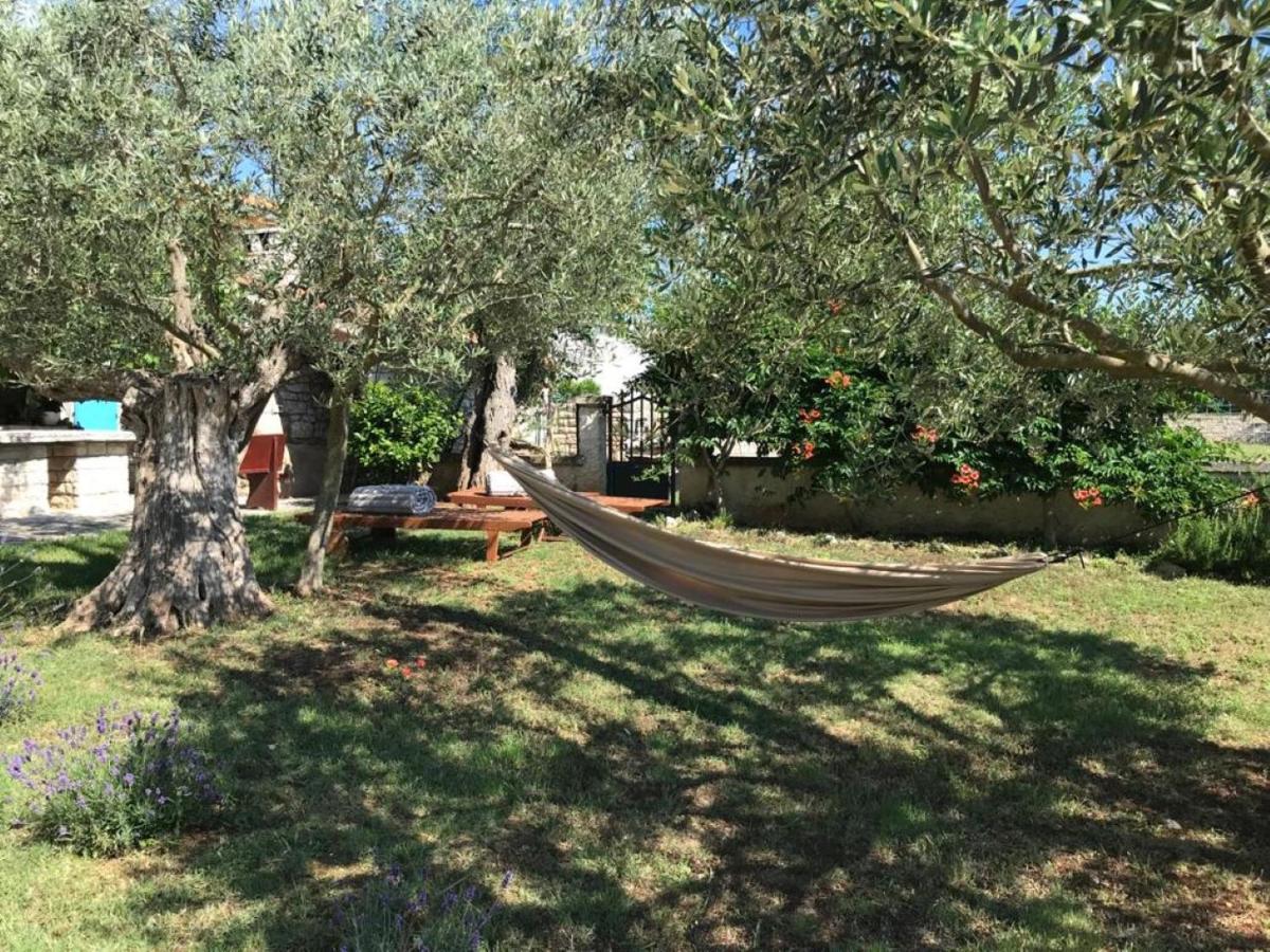Farmhouse Cubani Bale Exterior photo